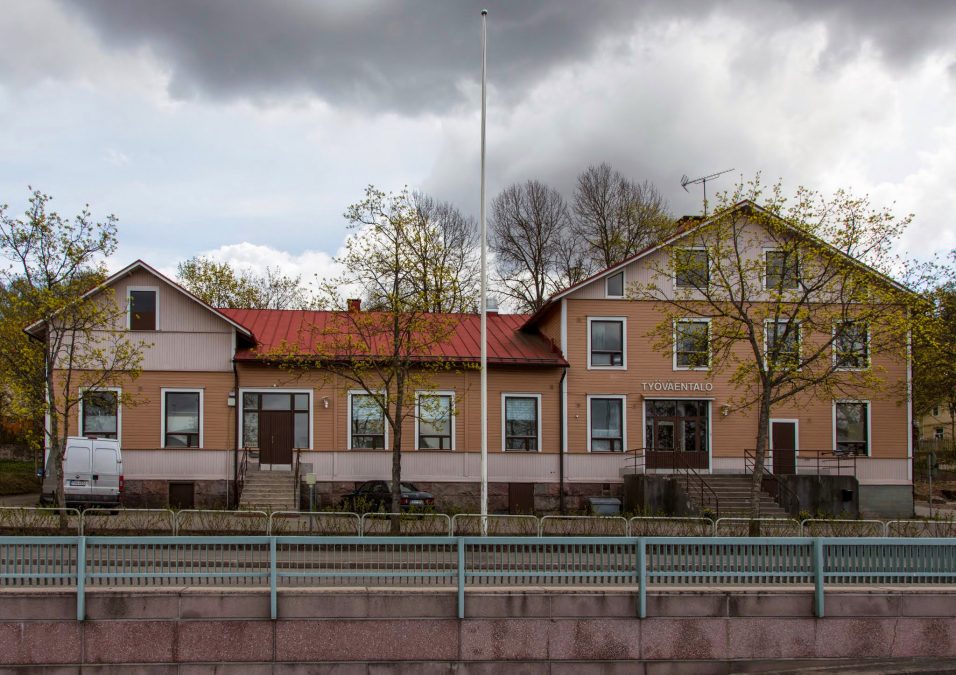 Lohjan Työväentalo keskellä Lohjaa